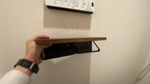 取り付け前の壁の状態。DIYでの苦戦の跡が見られます