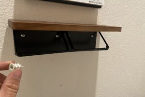 石膏ボードアンカーを手に持っている様子