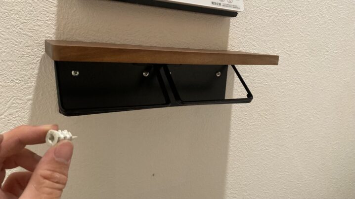 石膏ボードアンカーを手に持っている様子