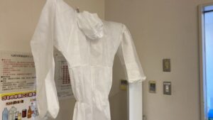 全身を覆う専用の防護服