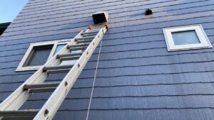 2段ばしごを使って高所作業を行う様子