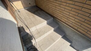 清掃前の玄関タイルの状態