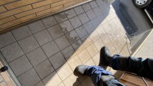 高圧洗浄機で汚れを飛ばしている様子