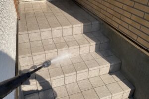 水洗いで仕上げる様子