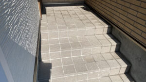 清掃完了後の綺麗な玄関タイル