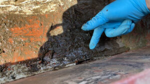 作業前のスノーダクト内ドレン周りの汚れと剥がれたコーキング