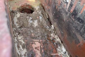 施工前の穴が空いたドレン周り