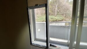 窓用エアコンの取付枠を設置した状態