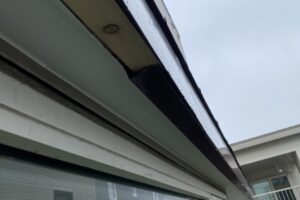 板金が外れて内部が露出した様子。新しい下地木材を打ち直した状態