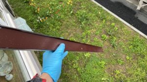 落下した軒天見切り（のきてんみきり）直撃したら大怪我です