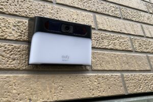 外壁に取り付けられた最新のソーラー式監視カメラ。配線がなくスッキリしています