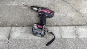 作業に使用したプロ仕様の電動インパクトドリル。硬い外壁にも正確に穴を開けます