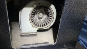 ホコリが大量に詰まったファン　故障の原因となる