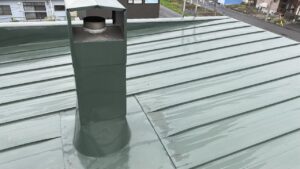 屋根の上の集合煙突　多少の天候不良でも煙突掃除は可能です