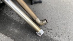 取り外した煙突パーツを屋外へ運び出している様子