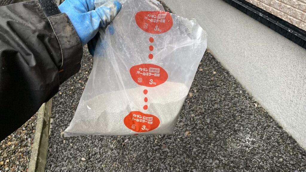 今回使用した粒状タイプの除草剤。雨で溶け出す性質を持つ