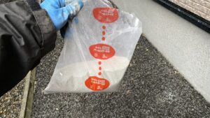 今回使用した粒状タイプの除草剤。雨で溶け出す性質を持つ