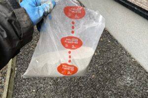 今回使用した粒状タイプの除草剤。雨で溶け出す性質を持つ