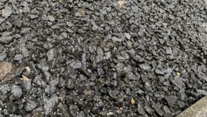 砂利の上に散布された小粒の除草剤の様子