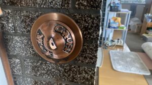 木の城たいせつのロゴが入ったペチカの掃除口の蓋
