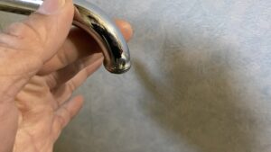穴が空いてしまった古い蛇口の先端パーツ