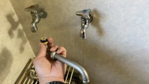 お湯側の蛇口パーツを活用して解決