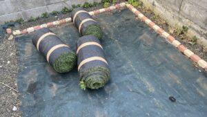 細断した人工芝をコンパクトなロール状に丸めた状態