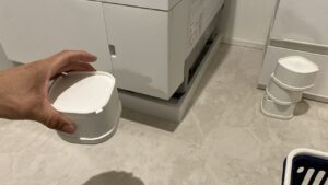 取り付け前のかさ上げ部材「踏ん張るマン」と洗濯機の様子