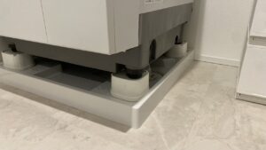 洗濯機の足の下にしっかりと設置された踏ん張るマン