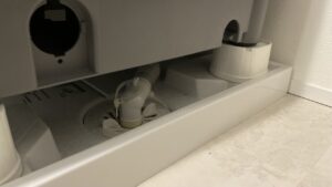 かさ上げしたことで洗濯機の下に大きな隙間ができ、見やすくなった排水ホース