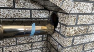 煙突を抜く前にどのくらい深く刺さっていたかをマスキングテープで計測・マーキングしている様子