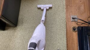 作業終了後にお客様の部屋の床を丁寧に掃除機がけしている様子