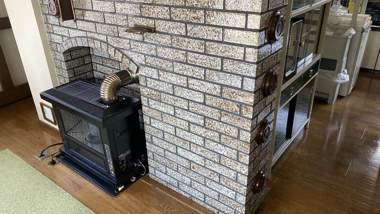 お部屋に設置されているペチカとストーブの全体写真