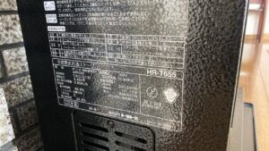 ストーブの側面に貼られている仕様・型番（トヨトミ HR-T650）のシール
