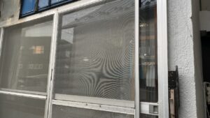 新しくグレーの網がシワなくピンと綺麗に張り替えられた網戸のアフター写真