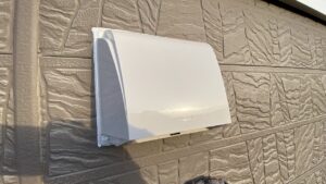新しい換気フードが取り付けられ周囲に白い防水コーキングが綺麗に施されたアフター状態