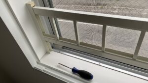 お部屋の窓に設置されている金属製の落下防止バーのビフォー写真