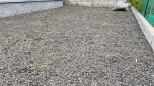 別角度から見たアフター写真。緑色の雑草が根こそぎ消え去ってすっきりしている