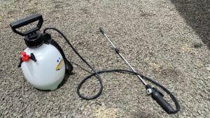 液体除草剤を入れて広範囲に細かく散布するための手動式噴霧器の道具