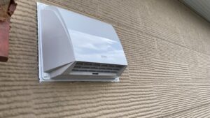 すべての作業が完了し、流線型の綺麗な新型換気フードが隙間なく美しく設置されたアフター写真