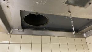 ちり紙の養生を外した後のキッチンの四角い換気扇の開口部を真下から見上げている点検前の写真