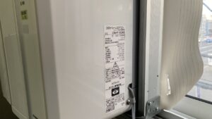 取り付けた窓用エアコンの側面に貼られている、メーカー名や品番、型番が詳しく記載された仕様シールの写真