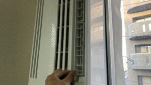 別角度から撮影された窓用エアコン。窓の開閉やロックの干渉がないよう緻密に計算されて取り付けられている様子
