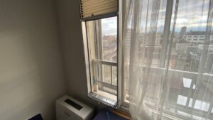 窓用エアコンを取り付ける前の、すっきりとした白石区学生寮の窓サッシ（作業前）の写真