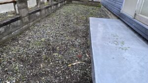作業終了後のお庭のアフター写真。雑草が根こそぎ抜かれ、一面に綺麗な砂利が見えている状態
