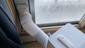 パネルと蛇腹ダクトとクーラー本体を繋ぎ合わせる