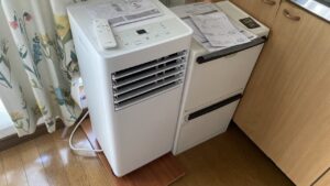 作業完了後の室内写真。スポットクーラーがキッチン横の収納戸棚の横にすっきりと収まり、生活動線を邪魔していない状態