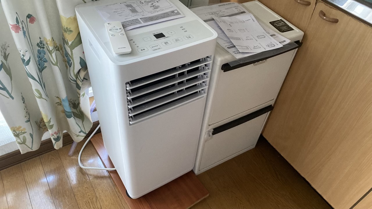 作業完了後の室内写真。スポットクーラーがキッチン横の収納戸棚の横にすっきりと収まり、生活動線を邪魔していない状態