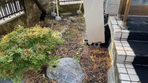 お家の表側エリアの草刈り後の様子。残す指示のあった庭木だけが綺麗に残され、その周囲の雑草は一切なくなりきれいな更地状態になっている