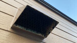 網の取り付け作業が完了した換気フードのアップ写真。新しく黒色の1センチ目の亀甲金網がしっかりと隙間なく貼り付けられている